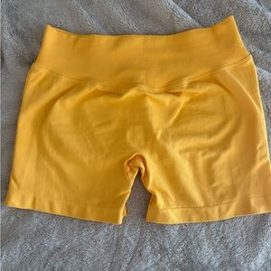 Yellow Seamless Scrunch Butt Biker Shorts – High Waist, Stretchy, Gym/Workout